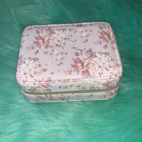 Travel jewelry box